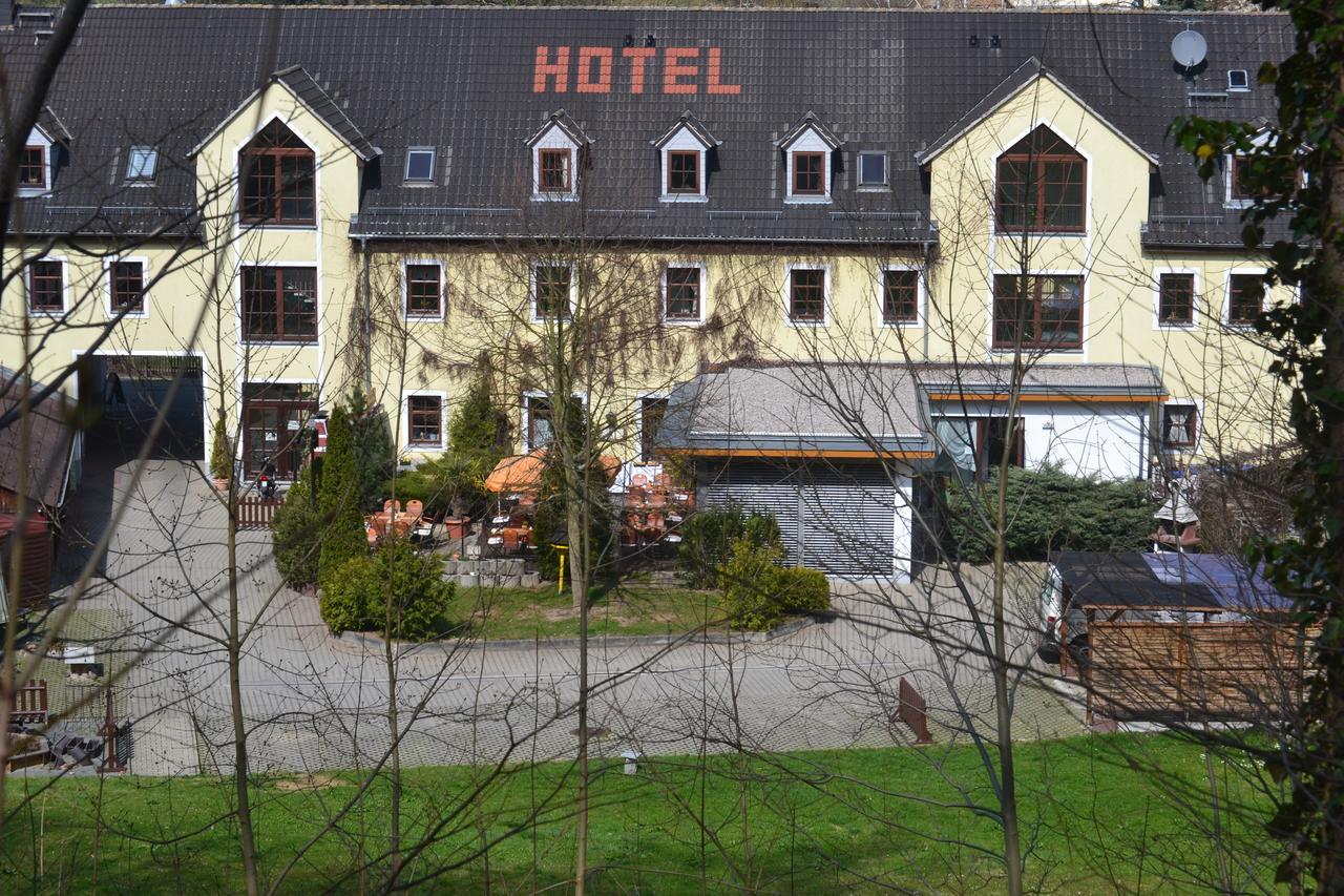 Elegant-Hotel "Zur Burg" Posterstein Buitenkant foto
